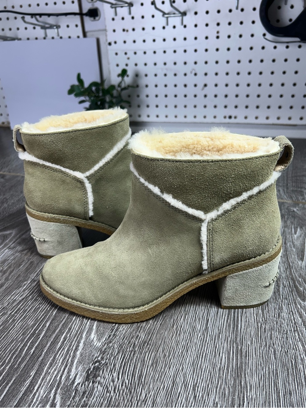 UGG kasen Suede Shearling-Lined Ankle Booties